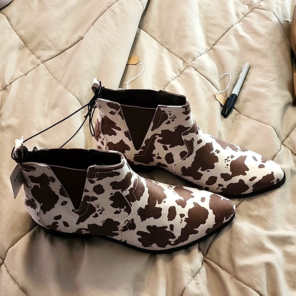 Womens Arizona Slip On Cow print Booties Boots NWT